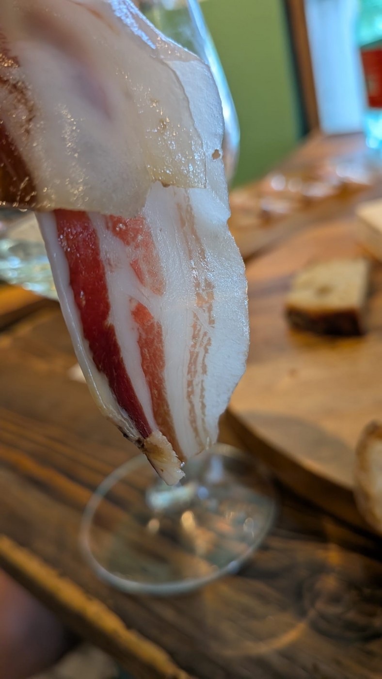Tozzabancone, a Mariglianella il ritorno della salumeria come luogo di cultura gastronomica