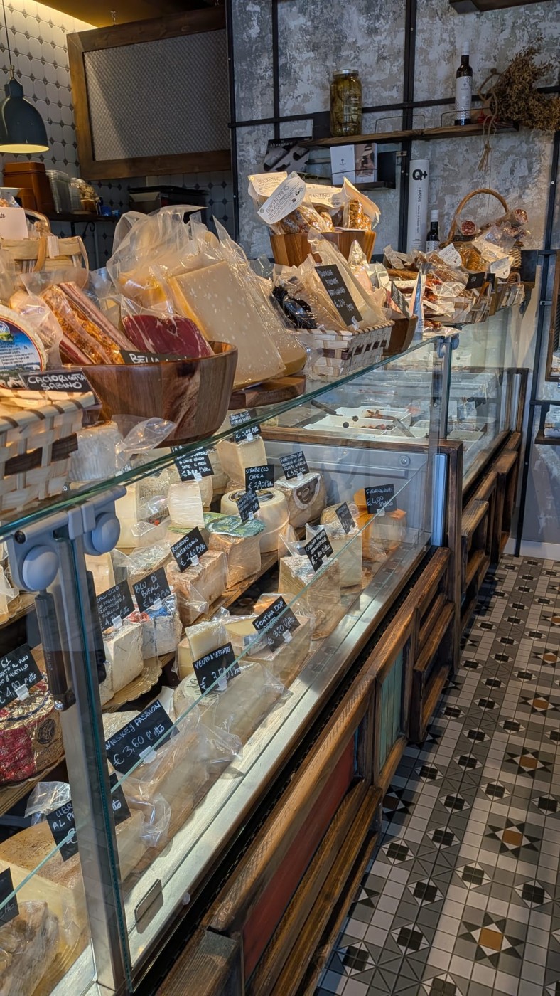 Tozzabancone, a Mariglianella il ritorno della salumeria come luogo di cultura gastronomica