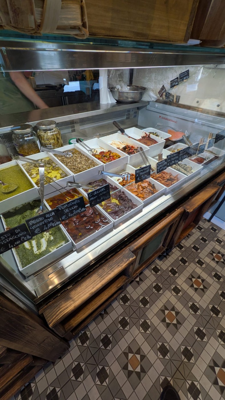 Tozzabancone, a Mariglianella il ritorno della salumeria come luogo di cultura gastronomica