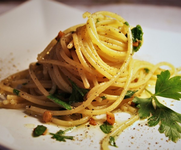 Mangiare di scammaro. E per dessert: Spaghetti aglio e olio.
