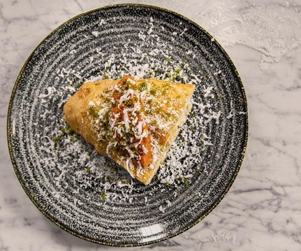 Ecco perché la polemica che ha coinvolto Franco Pepe e l'utilizzo di mozzarella congelata è fuori tempo massimo e perché il movente potrebbe essere un altro.